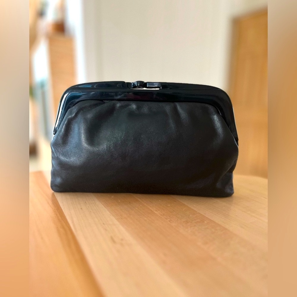 Peruzzi Elegant Black Leather Kisslock Clutch